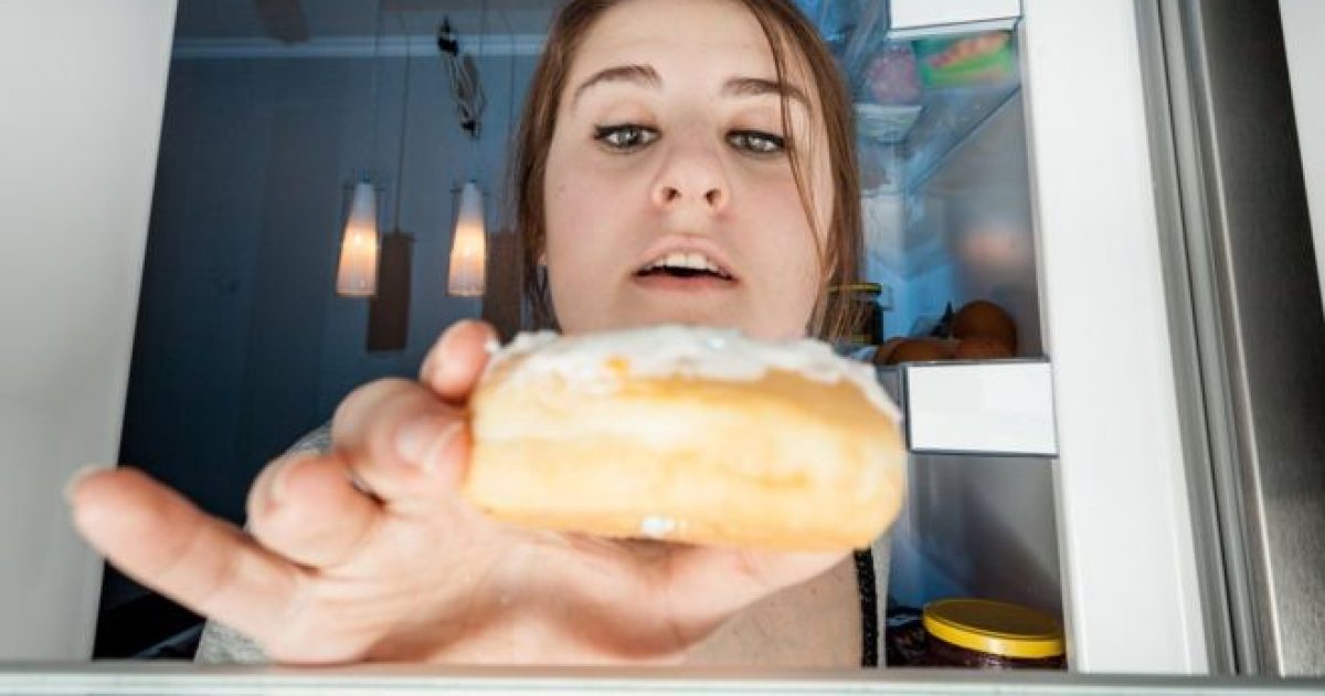 Por que tendemos a atacar a geladeira quando estamos estressados? (Foto: Getty Images)