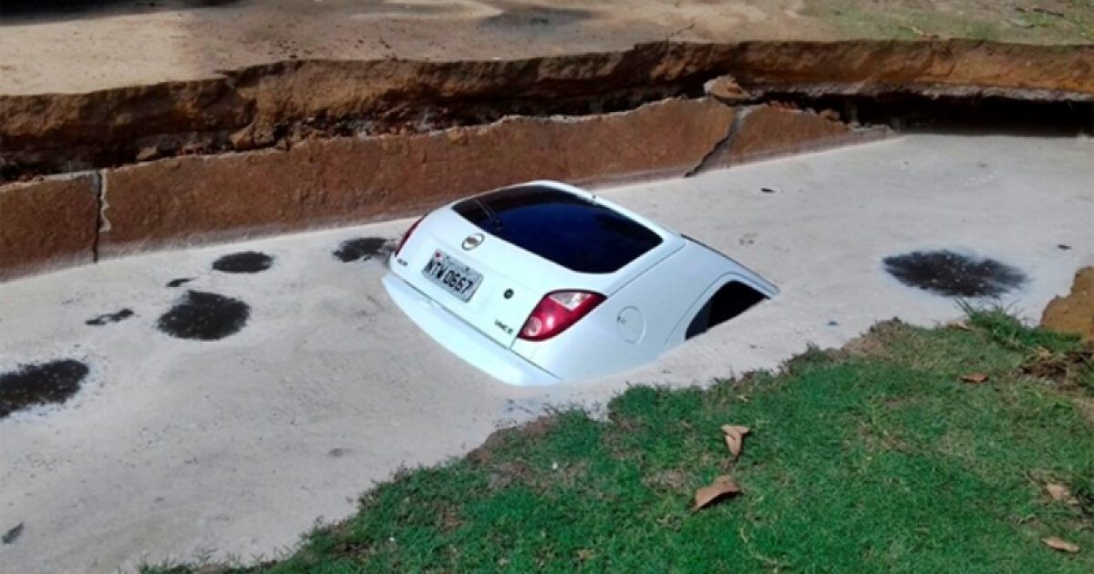 Carro cai em fossa de Hospital em Teixeira de Freitas (Foto: SulBahia News)