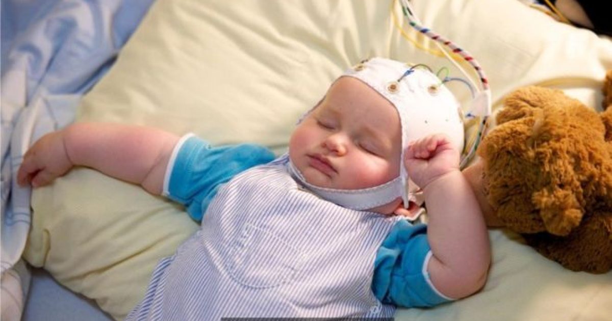 Dormir ajuda as crianças a controlar suas respostas emocionais (Foto: Reprodução/BBC)