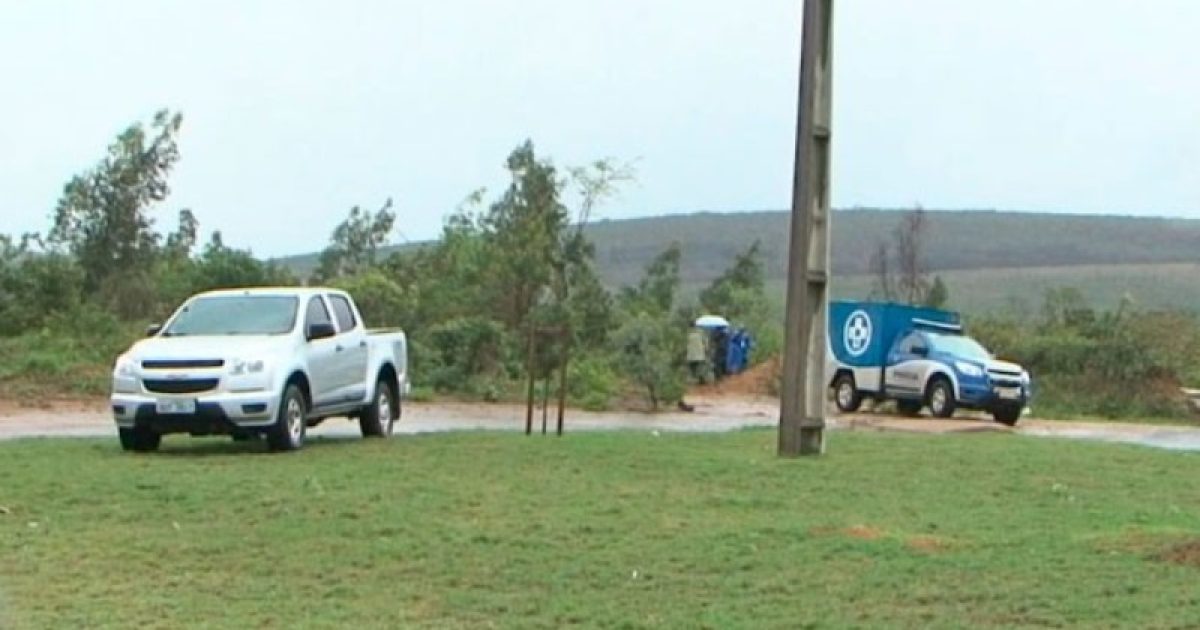 As vítimas foram encontradas às margens de uma estrada que liga a cidade ao município de Barra do Choça (Foto: Imagem/TV Sudoeste)