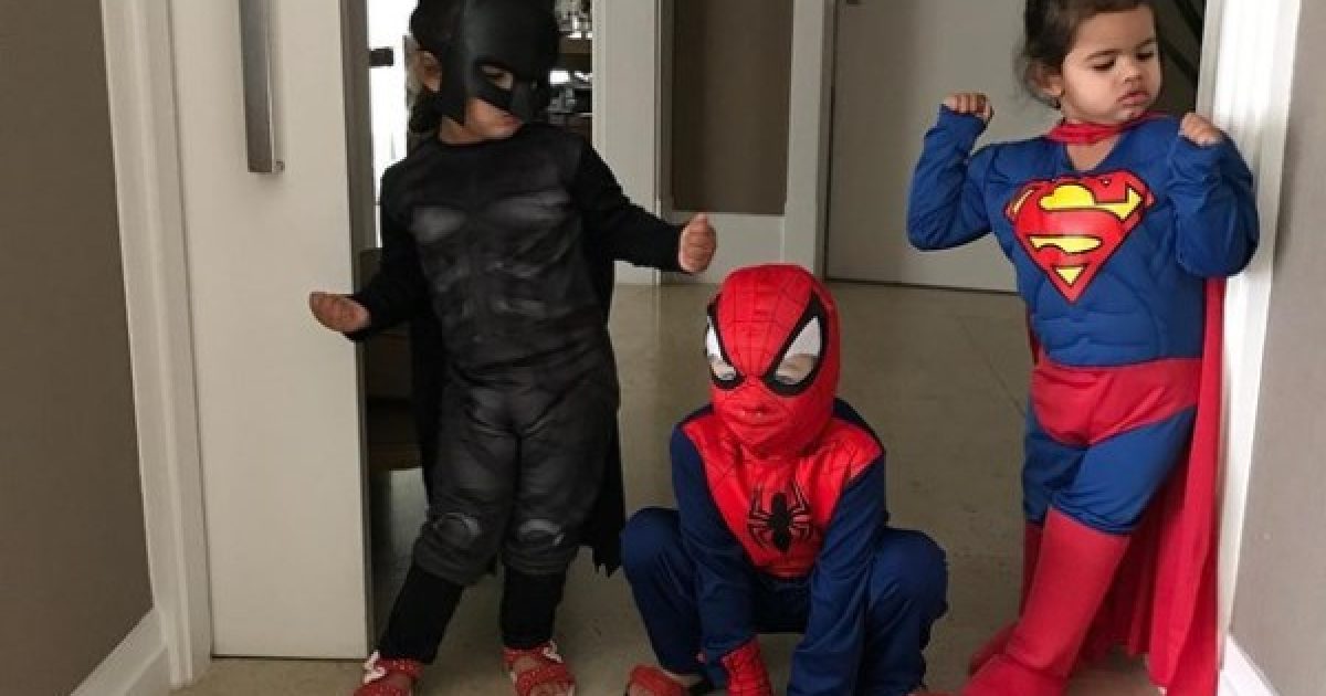 O paizão mostrou no Instagram as crianças na maior farra vestidos de Batman, Homem Aranha e Super Homem    (Foto: Reprodução/Instagram)