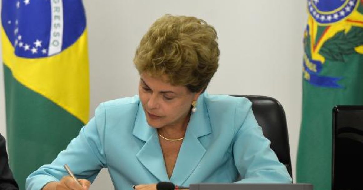 Presidente Dilma Rousseff assina Medida Provisória do Programa de Proteção ao Emprego durante reunião no Palácio do Planalto (Wilson Dias/Agência Brasil)