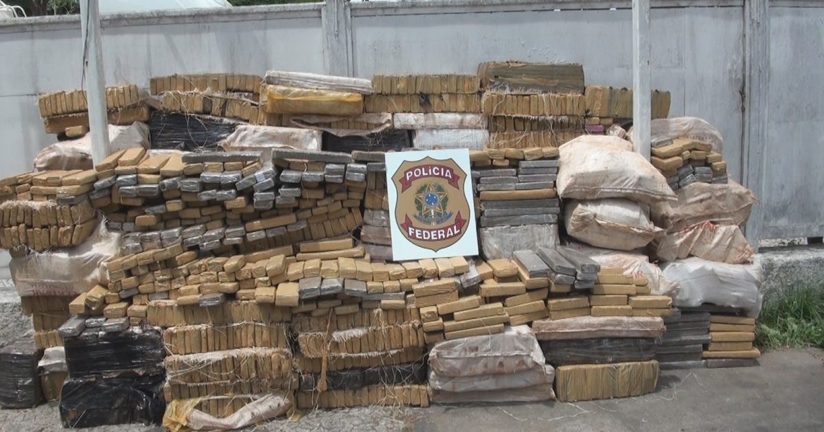Mais de duas toneladas de maconha são apreendidas na BR-116. (Foto: Reprodução/Blog Central de Polícia)