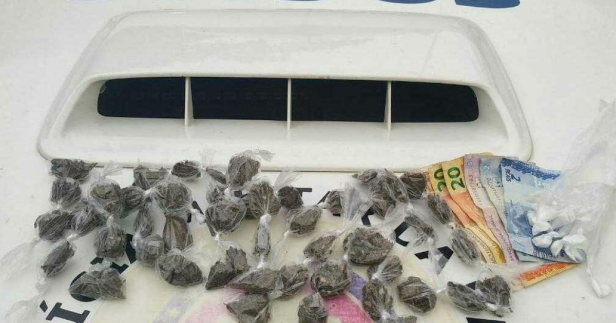 No telhado do colégio, a polícia diz que encontrou 51 trouxas de maconha, 13 sacos com cocaína e R$ 99.  (Foto: Divulgação / SSP-BA)