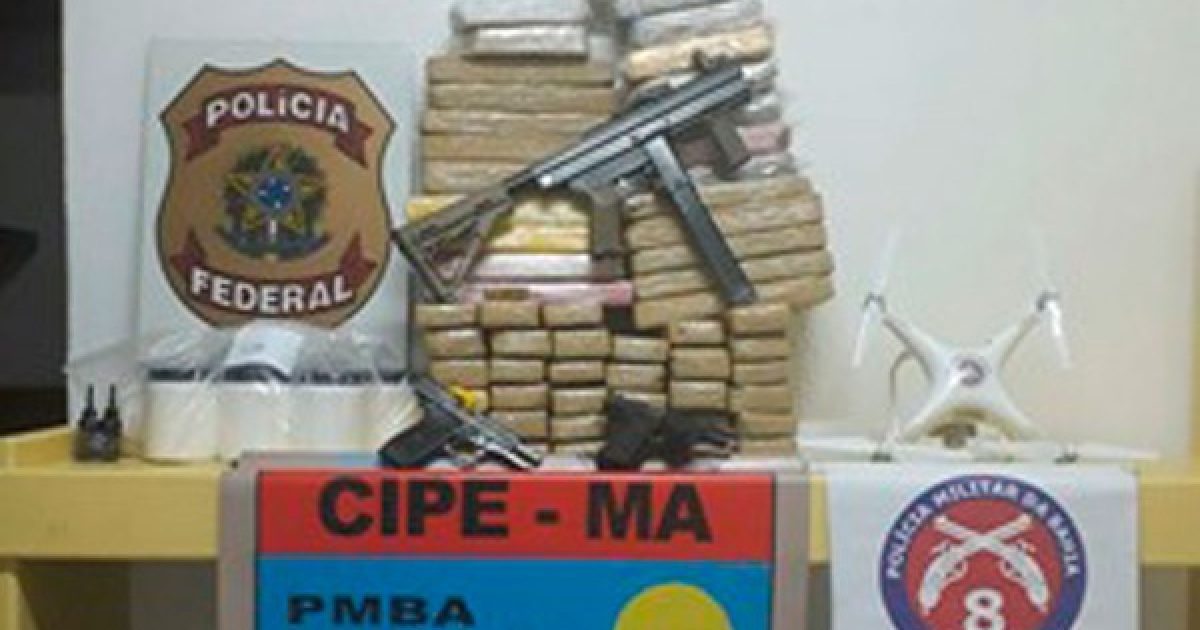 Submetralhadora e drogas foram apreendidas com suspeitos (Foto: Divulgação / PM)