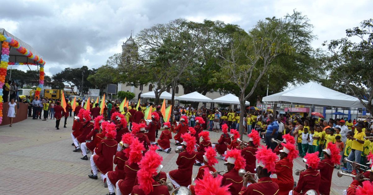 Alunos da rede municipal de ensino exibiram suas habilidades na Praça Padre Ovídio, como parte da programação festiva pelos 182 anos de Feira de Santana