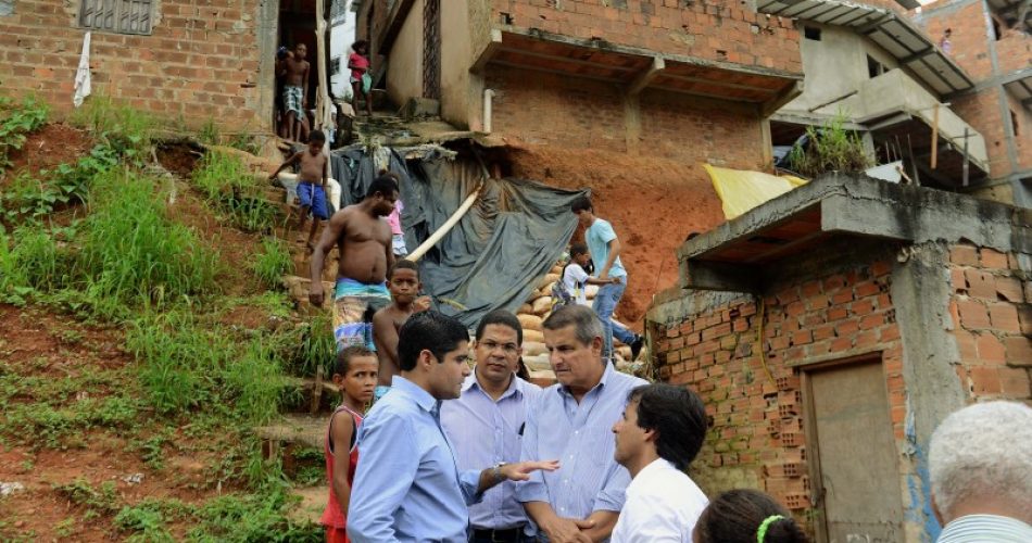 Prefeito ACM Neto em visita áreas afetadas pelas chuvas