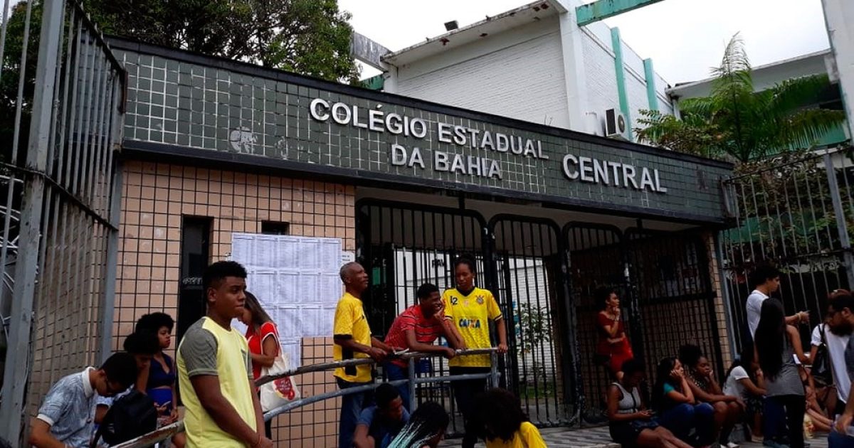 Enem 2018 - Domingo (4) - Salvador (BA) - Estudantes aguardam para entrar no Colégio Central da Bahia (Foto: Alan Oliveira/ G1)