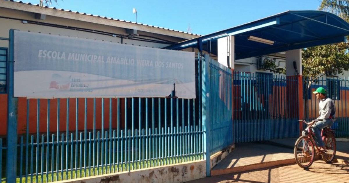 Escola municipal onde o vigilante trabalhava, no momento da prisão (Foto: Müller Nunes/TV Oeste)