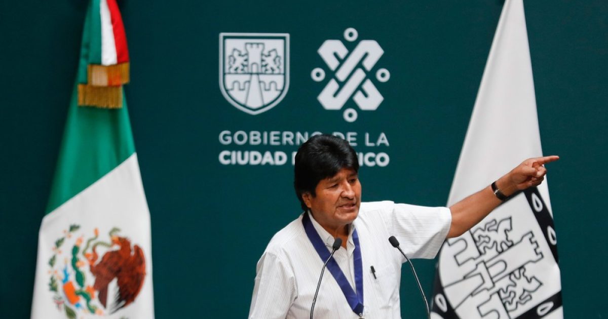 Ex-presidente da Bolívia, Evo Morales, faz discurso após ser homenageado na Cidade do México, na quarta-feira (13) — Foto: Eduardo Verdugo/AP