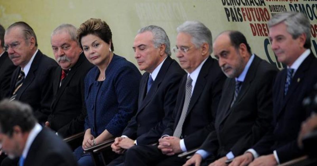 Sarney, Lula, Dilma, Temer, FHC e Collor na cerimônia de inauguração da Comissão Nacional da Verdade, em 2012 (Foto: Getty Images/Reprodução/Deutsche Welle)