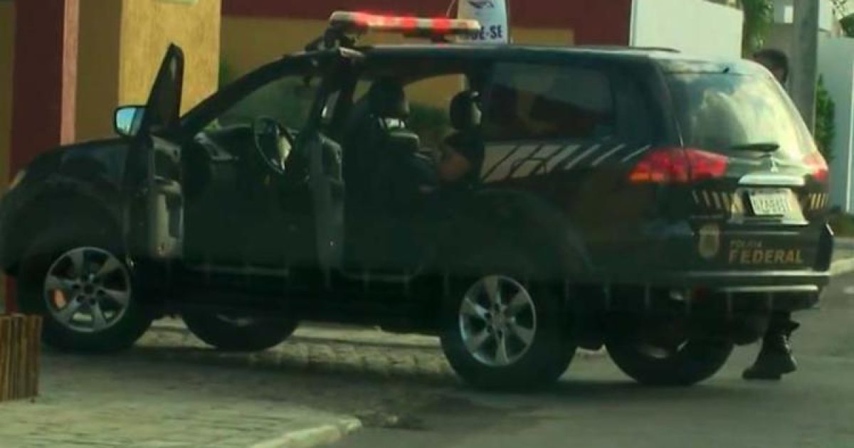 Policiais federais estão em um village em Lauro de Freitas (Foto: Reprodução/TV Bahia)