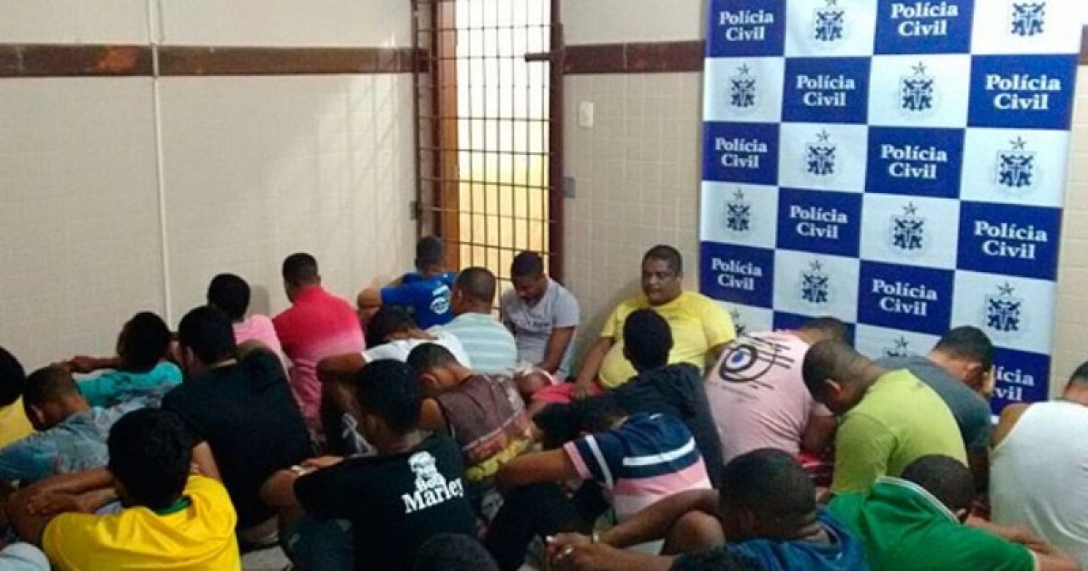 35 pessoas, entre elas duas mulheres, foram presas em festa com drogas em Catu. Foto: Divulgação/Polícia Civil