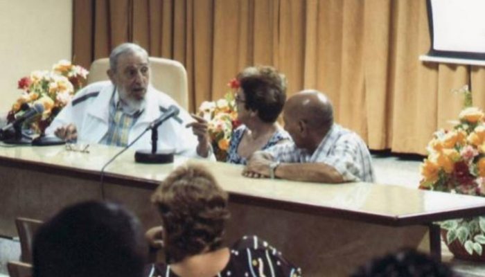 Fidel Castro em encontro sobre a indústria de lacticínios, no Instituto de Investigações da Indústria Alimentícia. Foto: Reprodução/O Globo/ Granma-Estudio Revolución