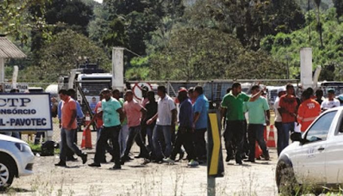 Ex-funcionários bloquearam a entrada e saída de veículos da empresa. Foto: Giro em Ipiaú