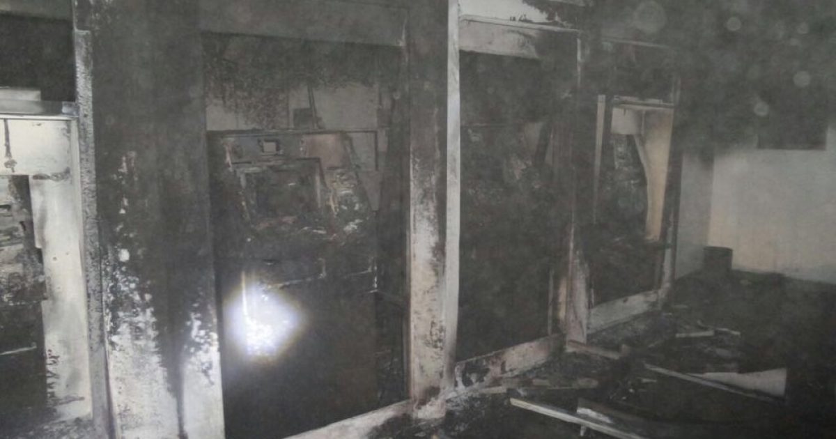 Caixas eletrônicos de agência foram destruídos pelo fogo (Foto: Arquivo pessoal)