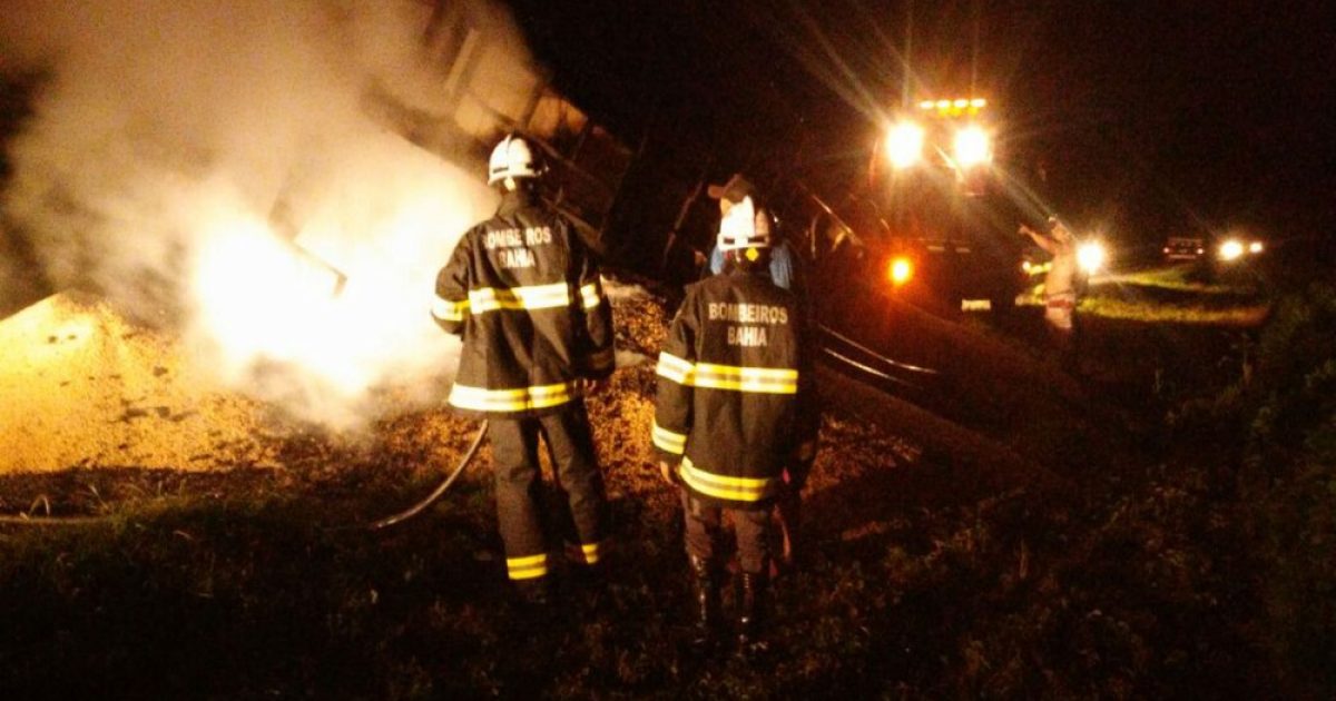 A cabine do veículo não foi atingida pelas chamas. (Foto: Divulgação/ Corpo de Bombeiros)