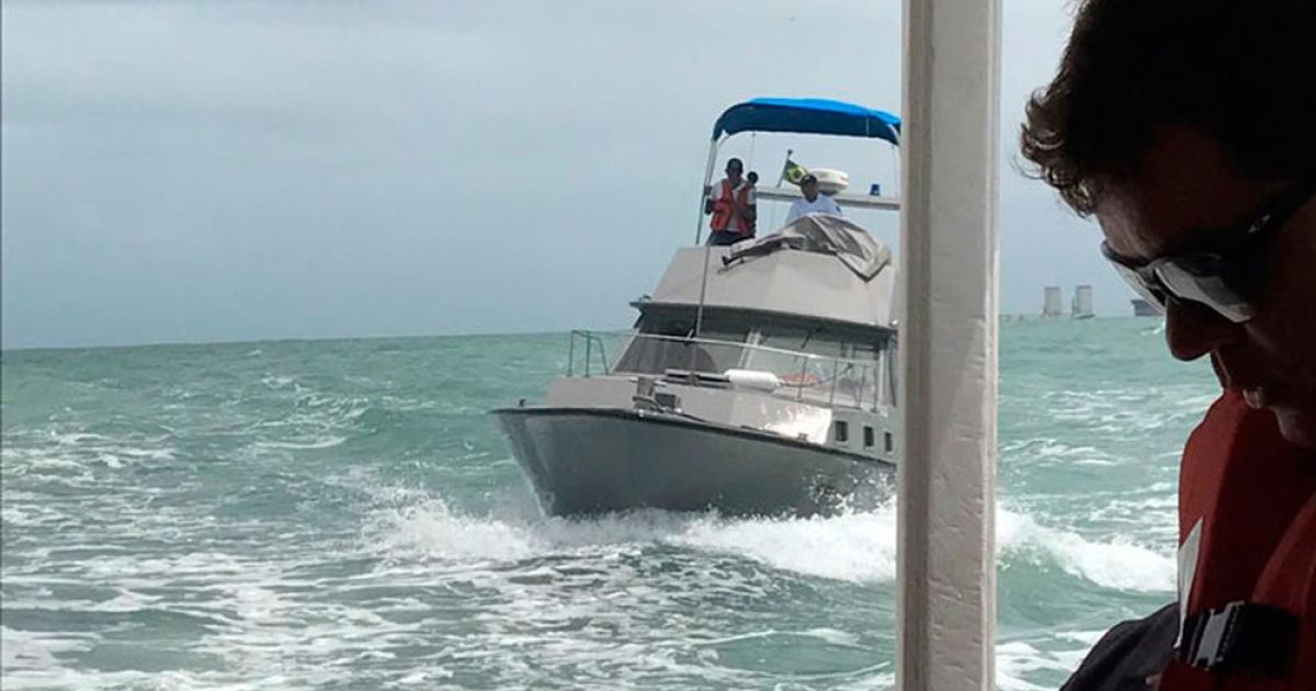 Passageiros registraram momento em que lanchas da Marinha acompanharam catamarã, após a embarcação ser atingida por baleia (Foto: Ronaldo Ramos/Arquivo pessoal)