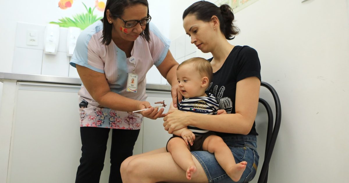 Criança recebe Tríplice Viral contra sarampo, caxumba e rubéola — Foto: Mariana Raphael/Saúde-DF