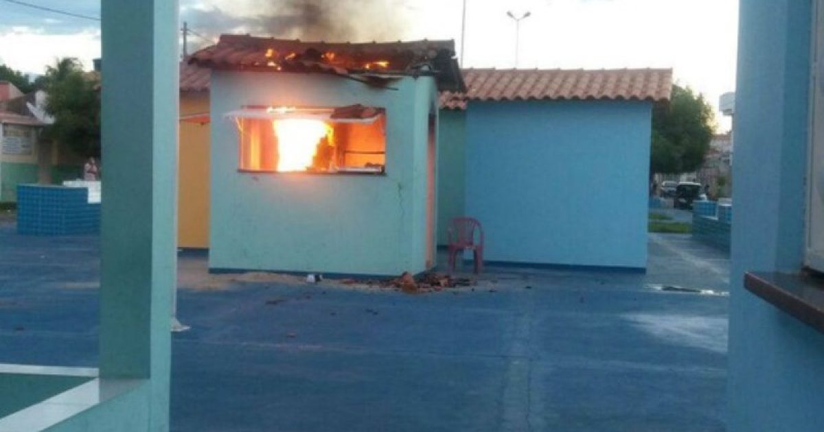 Com a força da explosão, portas e janelas foram arremessadas do imóvel. (Foto: Central Notícia/ Luciano Castro)
