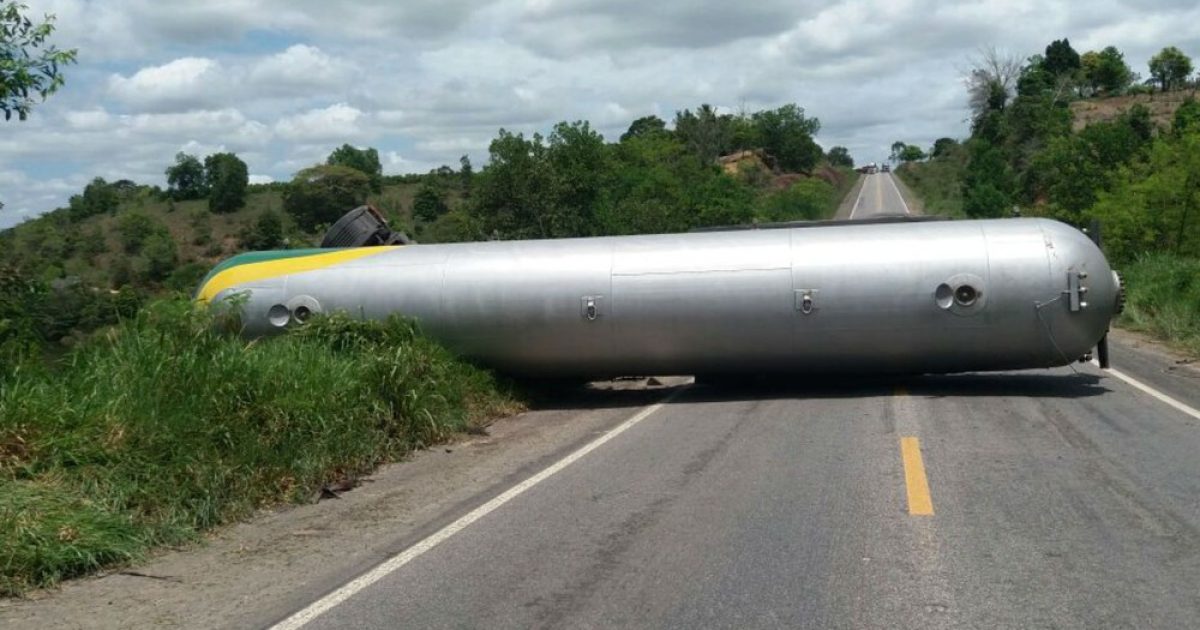 Caminhão tanque tombou e interditou trecho da BR-101 (Foto: Divulgação/PRF)