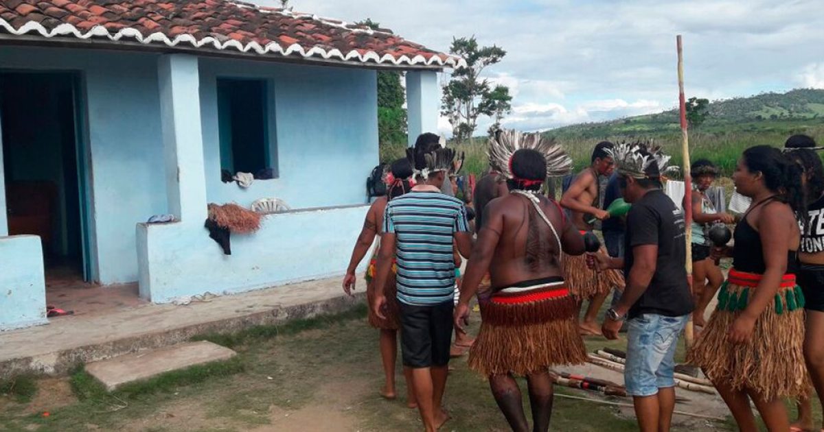 Indígenas que ocupavam a fazenda da família de Geddel deixaram o local (Foto: Divulgação/Polícia Militar)