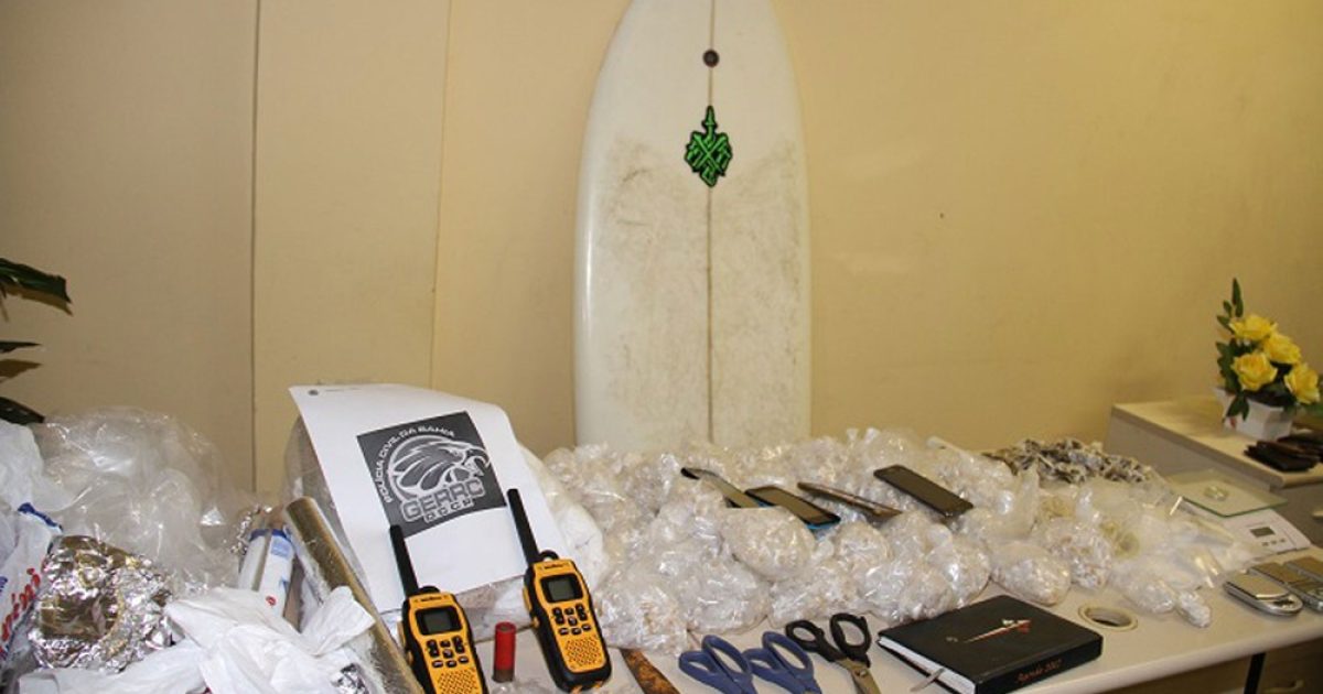 Prancha de surf era usada pelo grupo para despistar durante o crime, segundo a polícia (Foto: Jorge Cordeiro/SSP) Prancha de surf era usada pelo grupo para despistar durante o crime, segundo a polícia (Foto: Jorge Cordeiro/SSP)