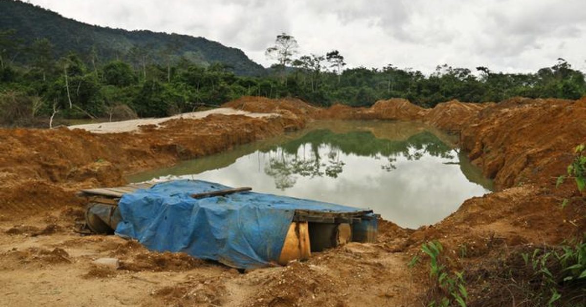 Garimpo ilegal na terra indígena Kayapó. Brasil é o país amazônico com mais área indígenas afetadas pelo garimpo ilegal (Foto: Reprodução/Deutsche Welle)