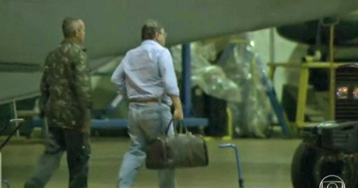 Ex-ministro Geddel Vieira Lima desembarcou em Brasília na madrugada desta terça (4) com uma pequena mala e foi encaminhado para a carceragem da PF (Foto: Reprodução / TV Globo)