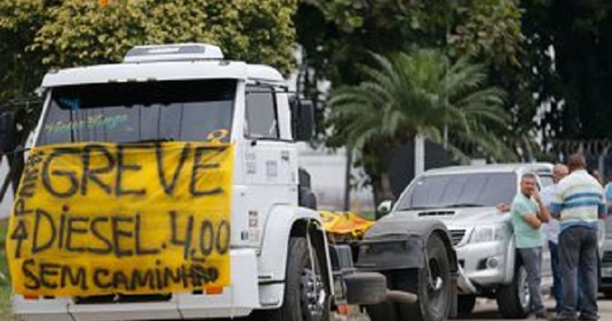 Caminhoneiros protestam contra elevação no preço do diesel na rodovia BR-040, em Duque de Caxias (Foto: Fernando Frazão/Agência Brasil)