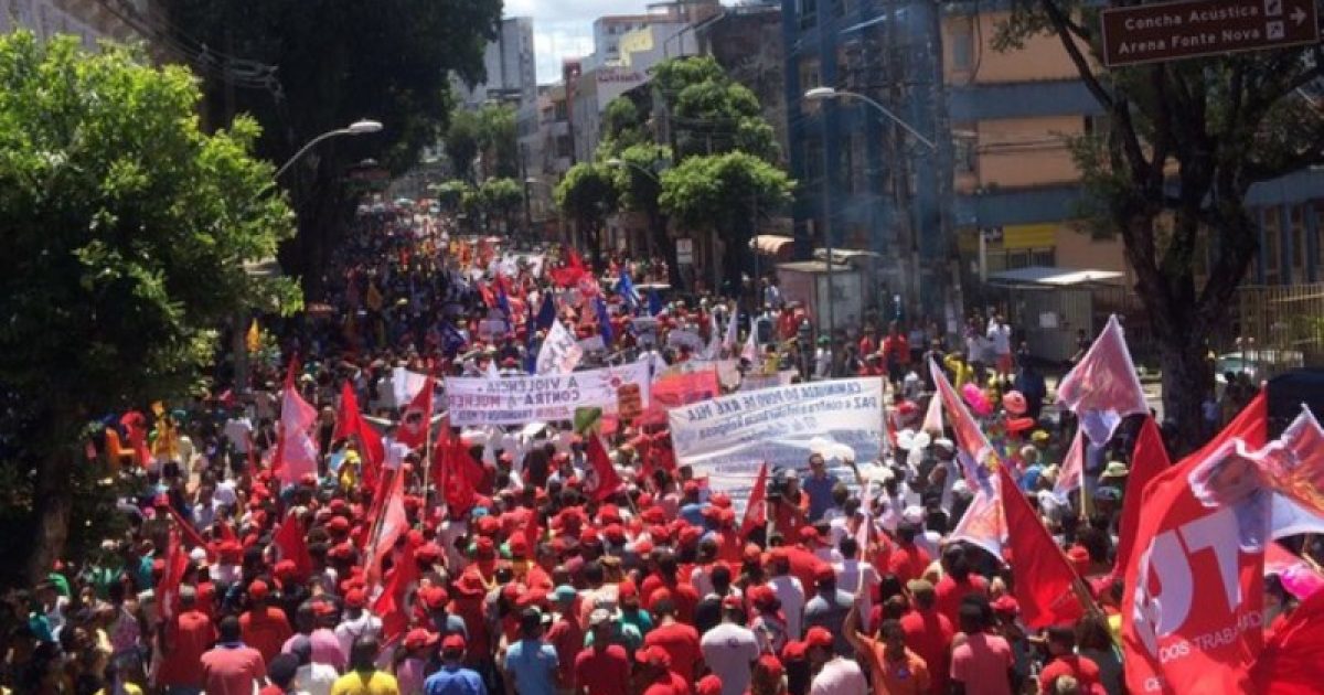 Manifestantes saem do Campo Grande até Praça Castro Alves nesta quarta-feira (Foto: Henrique Mendes/ G1)
