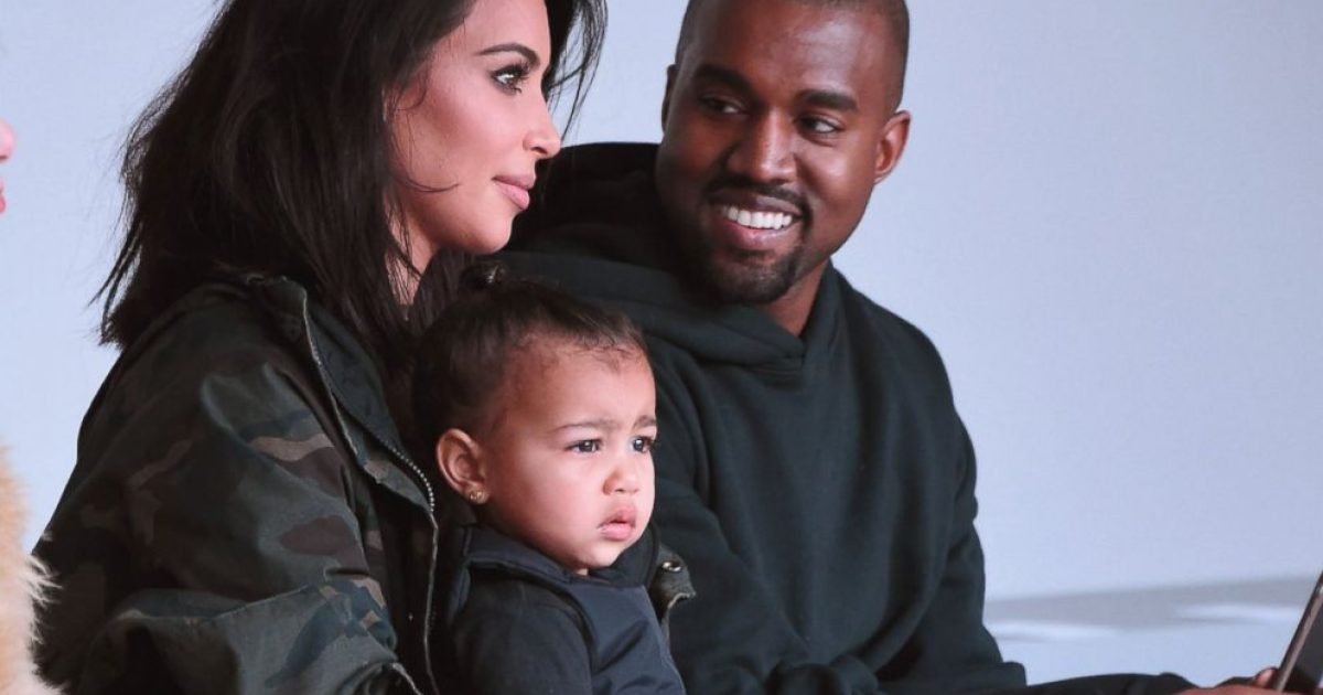 Um anúncio no site de Kim Kardashian diz: "Kanye e eu damos as boas vindas ao nosso garotinho!" (Foto: Divulgação)