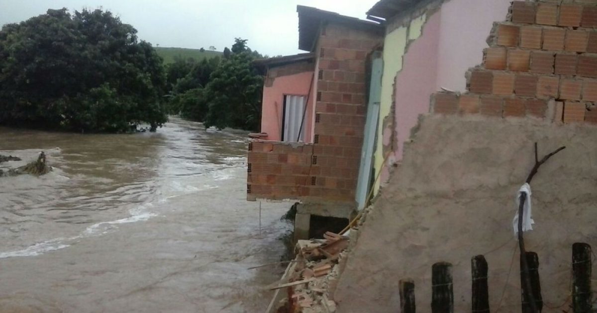 Famílias precisaram abandonas residências por conta do volume de chuvas (Foto: Estevão Silva/Guarananet.com)