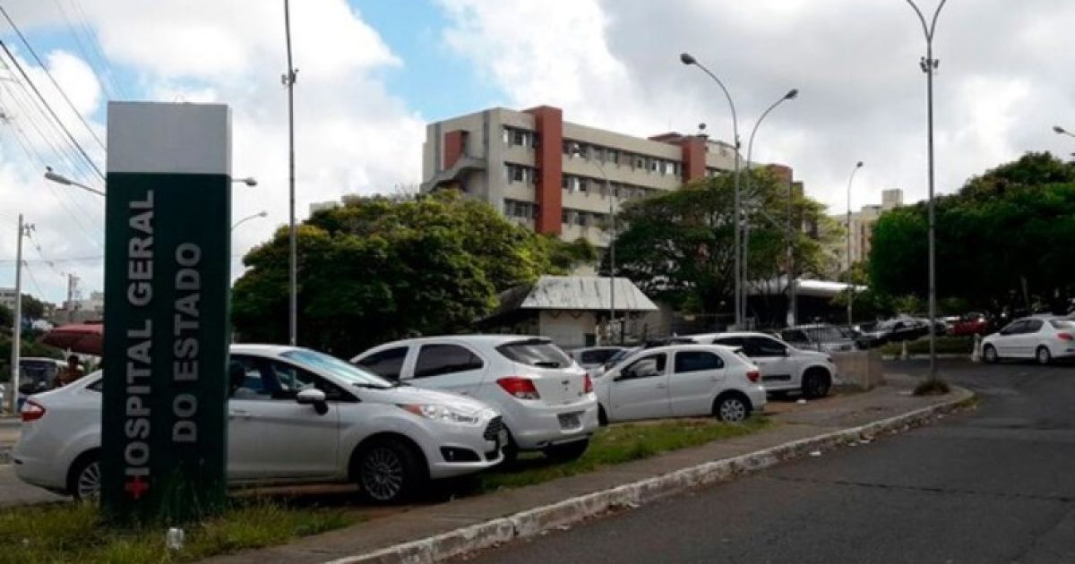 Suspeito de assalto foi socorrido para o HGE, em Salvador, onde morreu (Foto: Juliana Cavalcante / TV Bahia)
