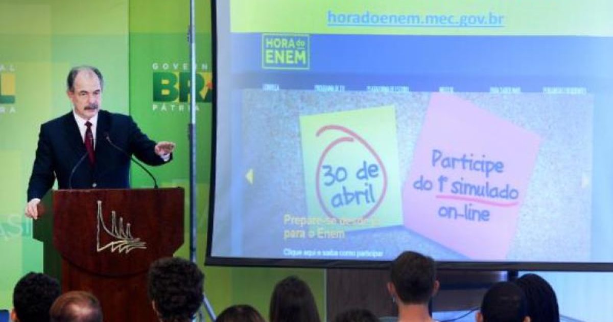 O ministro Aloizio Mercadante lançou o Hora do Enem, programa de TV e plataforma on-line de apoio a estudantes na preparação para o Exame Nacional do Ensino Médio. (Foto: Wilson Dias/Agência Brasil)