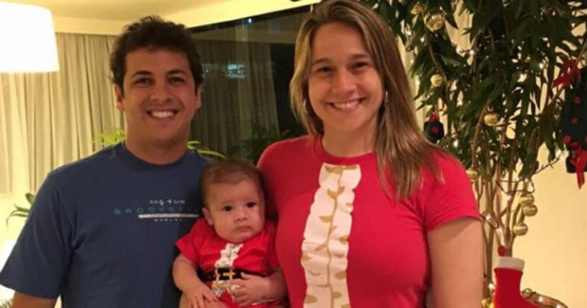 A apresentadora posou com o marido e o filho em clima de Natal. (Foto: Reprodução / Instagram)