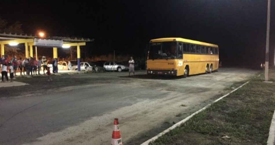Ônibus foi apreendido sem documentação e motorista não tinha carteira de motorista (Foto: Divulgação/PRF)