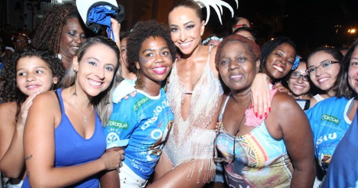 Simpática, ela ainda posou para fotos com integrantes da escola de samba.  (Foto: Marcello Sá Barretto / Agnews)