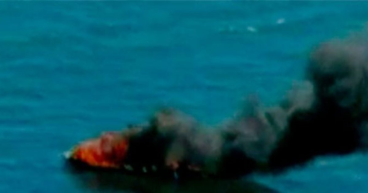 Embarcação pega fogo Baía de Todos-os-Santos. Foto: Reprodução/Record Bahia