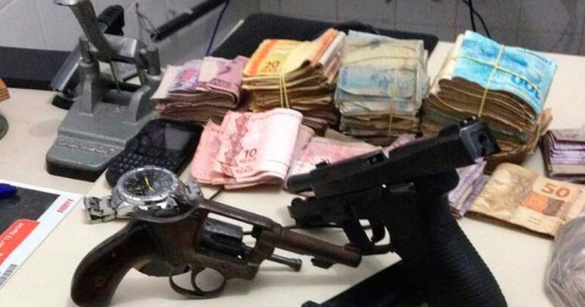 Dinheiro e armas foram apreendidos com suspeitos presos (Foto: Alex Gonçalves - Bahia Dia a Dia)