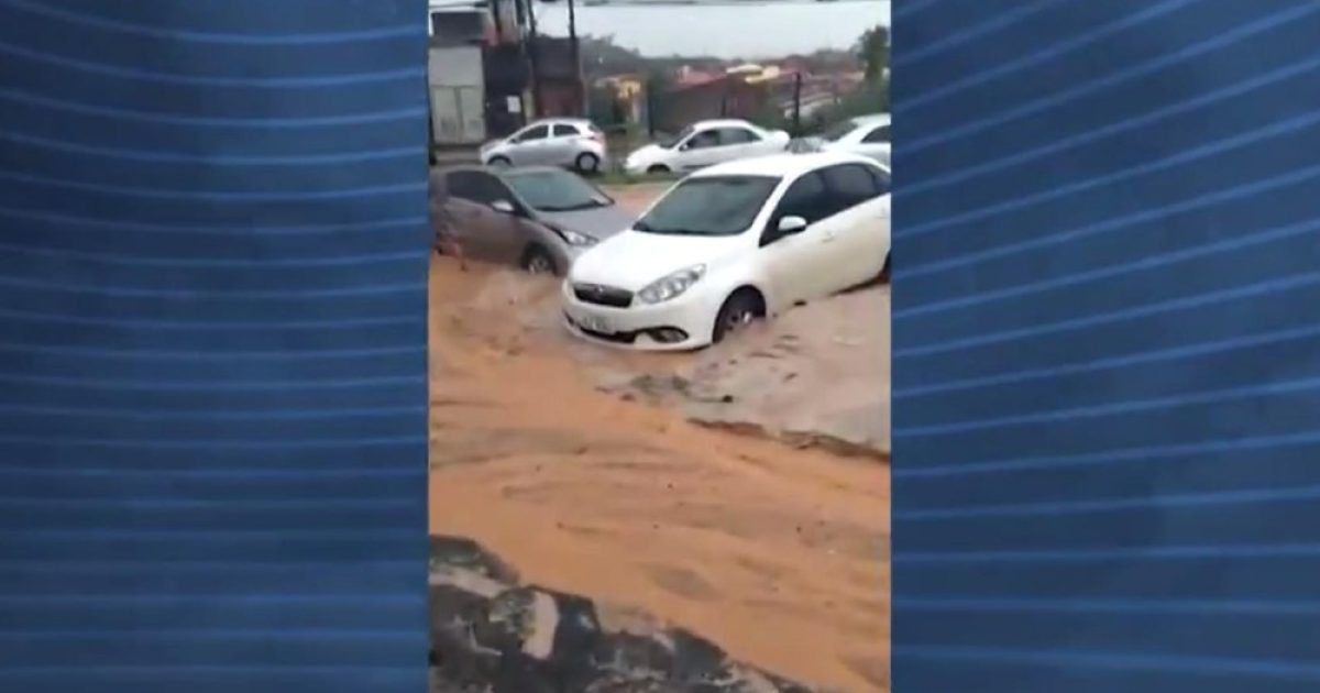 Carros ficaram atolados na lama, depois de pista que passava por obra ceder (Foto: Reprodução/ TV Bahia)