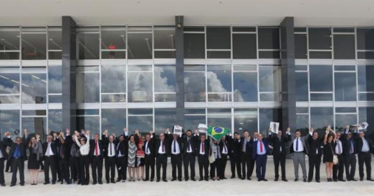 A Associação dos Magistrados Brasileiros faz manifestação em frente ao STF contra aprovação do pacote anticorrupção (Foto: Wilson Dias/Agência Brasil)