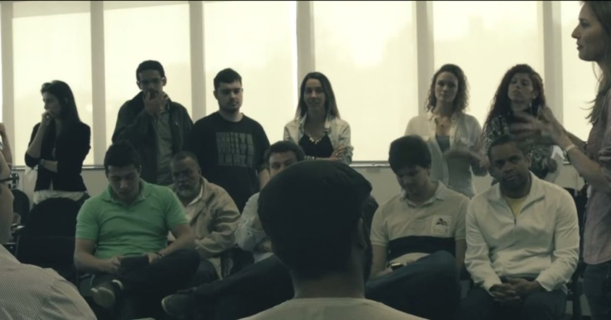 Jovens reunidos no Social Good Brasil Lab 2014. Foto: Reprodução/Vídeo Memória Social Good Brasil Lab 2014