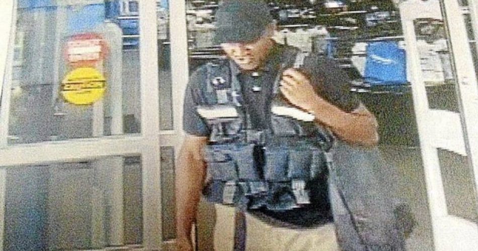 As imagens de câmeras de segurança flagraram o homem saindo do supermercado com o dinheiro (Foto: Bristow Police Department via AP)