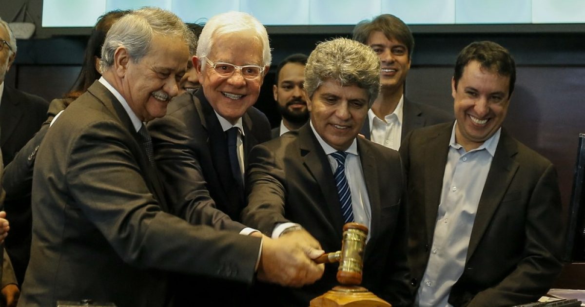 Executivos da Equatorial Energia comemoram a aquisição da Cepisa em leilão ao lado do ministro de Minas e Energia, Moreira Franco (segundo da esquerda para direita) (Foto: SUAMY BEYDOUN/AGIF, ESTADÃO CONTEÚDO)