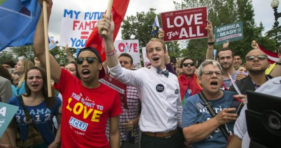 Ativistas dos direitos de homossexuais se concentraram junto ao edifício da Suprema Corte norte-americana para comemorar a decisão que autoriza casamento gay em todo país. Foto: Jim Lo Scalzo