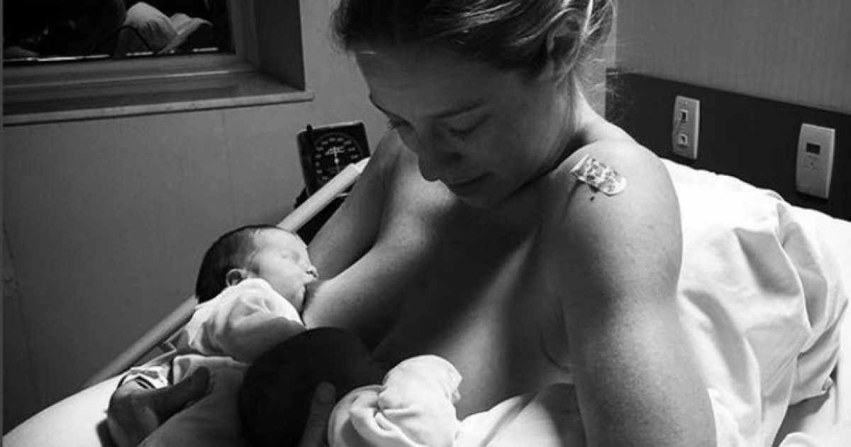 Luana Piovani amamenta os gêmeos recém-nascidos (Foto: Arquivo Pessoal)