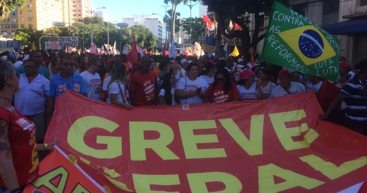 Protesto faz parte da programação da greve geral deflagrada no país nesta sexta-feira (Foto: Maiana Belo/G1 Bahia)