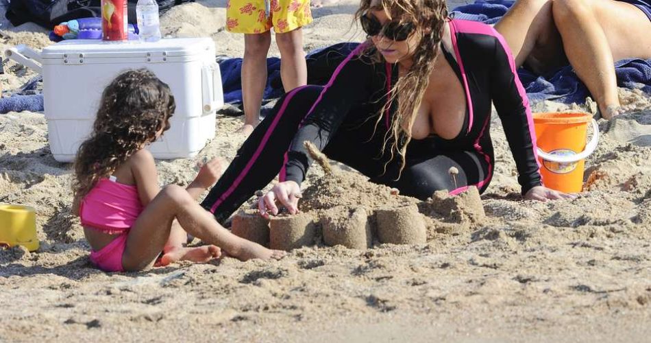 Mariah brica com a pequena Monroe. Foto: Reprodução/The Grosby Group
Italy, June 22, 2015

It looks like Mariah Carey's new romance with Australian billionaire James Packer is heating up. The pair continued their trip in Capri with a boat ride on Sunday, hitting the waves with a group of friends and the singer's four-year-old twins, and Mariah, 45, made sure James' eyes were on her as she showed off her curves in a skimpy bikini top under her wetsuit.
