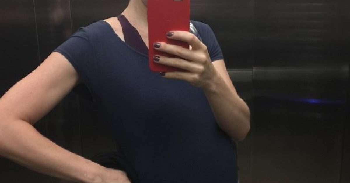 Mariana que está com quase nove meses de gravidez, postou uma selfie para mostrar que está com um barrigão (Foto: Reprodução/ Instagram)